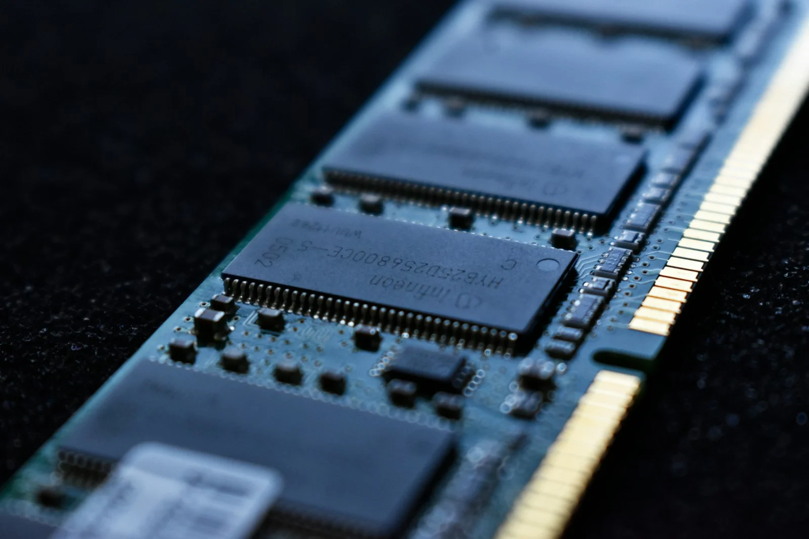 Kina bygger eget DDR5: Gloway och KingBank packar 48 GB-kit med inhemska chip
