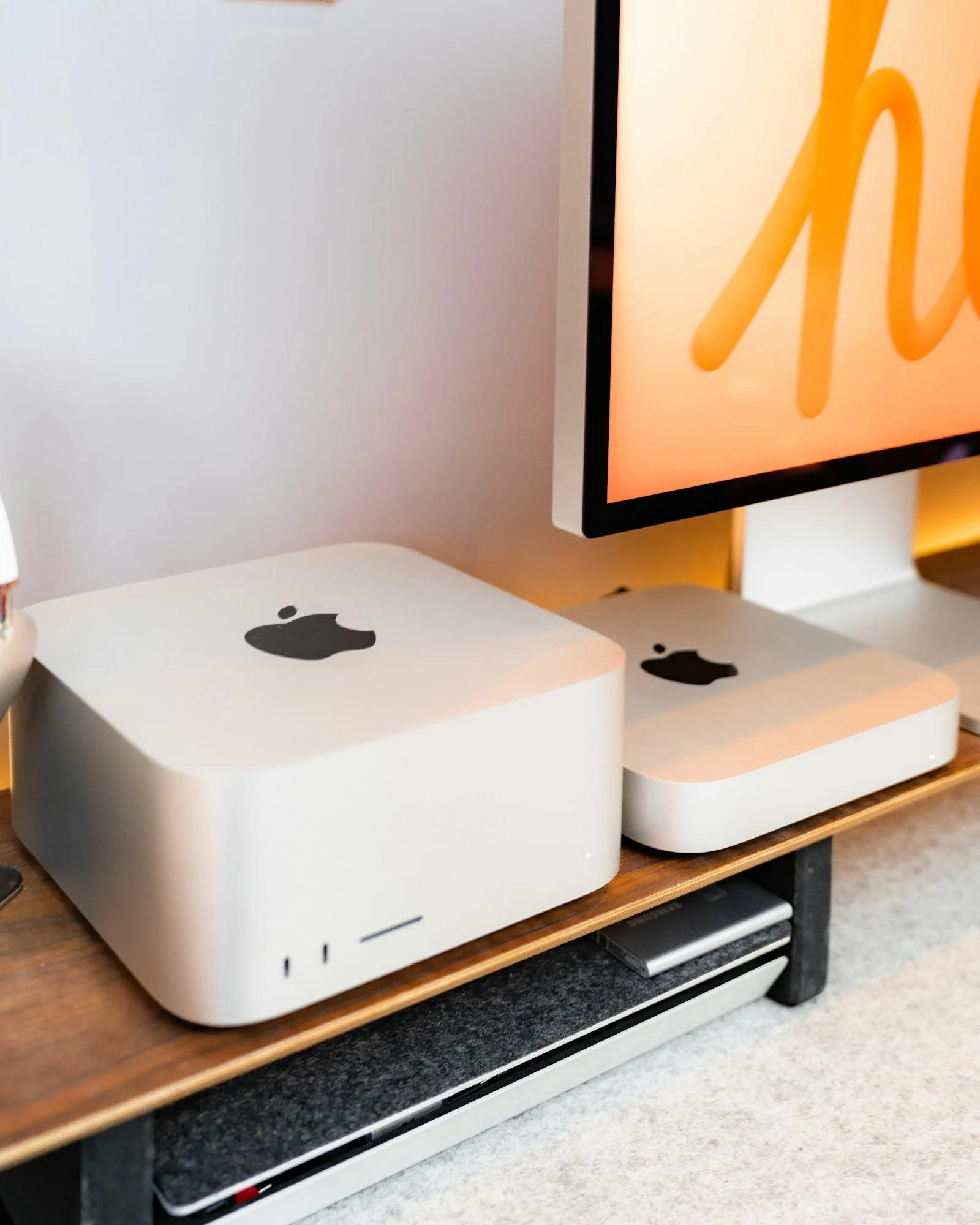 Apple lät dig knyta ihop flera Macar till ett AI-kluster — och plötsligt kan en hemmarigg köra modeller på en biljon parametrar